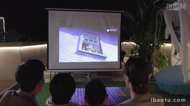 幸福家庭在民宿露台看动画片